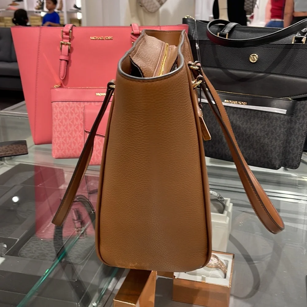 MICHAEL KORS CARINE LARGE FRONT ZIP POCKET SHOULDER TOTE BAG PURSE
NWT
LUGGAGE - Picture 16 of 16